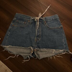 Levi’s 501 shorts size 28
